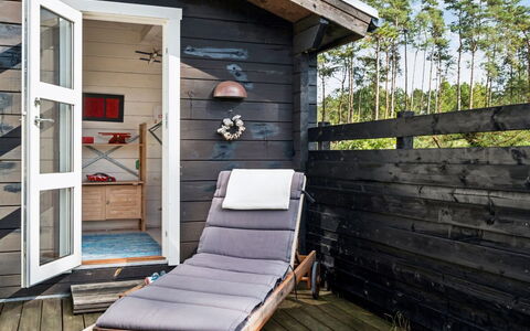 Sorja - 170M from the Sea: Meubilair, Hout, Interieur Ontwerp, Flooring, Verdieping, Stoel, Kamer, Plafond, Woonkamer, Appartement