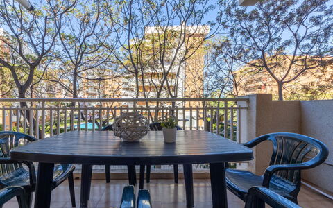 Nuevo Forum: Meubilair, Stoel, Tafel, Buitentafel, Buitenmeubels, Keuken En Eettafel, Balkon, Schaduw, Dek, Hardwood