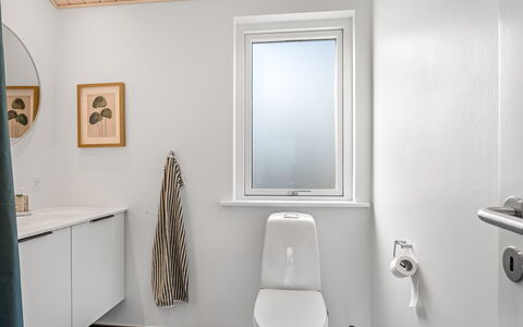 Frudde - 500M from the Sea: Wc Bril, Flooring, Verdieping, Toilet, Loodgieterswerkinrichting, Interieur Ontwerp, Hout, Badkamer, Loodgieter, Wastafel