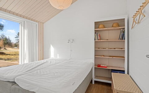 Frudde - 500M from the Sea: Hout, Plafond, Flooring, Slaapkamer, Verdieping, Interieur Ontwerp, Bed, Huis, Kamer, Houten Vloer
