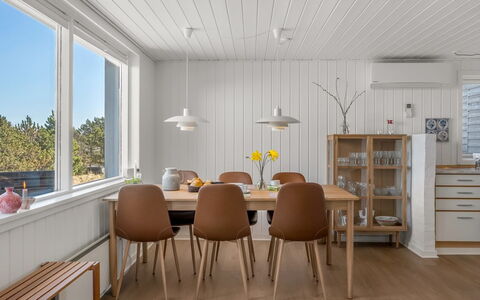 Aiden - 650M from the Sea: Meubilair, Hout, Interieur Ontwerp, Flooring, Verdieping, Stoel, Kamer, Plafond, Woonkamer, Appartement