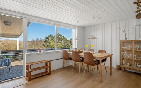 Aiden - 650M from the Sea: Meubilair, Hout, Interieur Ontwerp, Flooring, Verdieping, Stoel, Kamer, Plafond, Woonkamer, Appartement