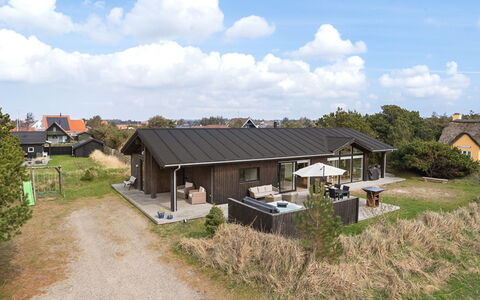 Minka - 500M from the Sea: Meubilair, Hout, Interieur Ontwerp, Flooring, Verdieping, Stoel, Kamer, Plafond, Woonkamer, Appartement