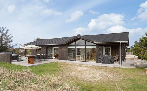 Minka - 500M from the Sea: Meubilair, Hout, Interieur Ontwerp, Flooring, Verdieping, Stoel, Kamer, Plafond, Woonkamer, Appartement