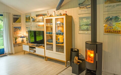 Nis - 900M from the Sea: Interieur Ontwerp, Flooring, Hout, Meubilair, Verdieping, Verlichting, Woonkamer, Kamer, Televisie, Fotolijst