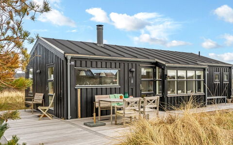 Enni - 350M from the Sea: Meubilair, Hout, Interieur Ontwerp, Flooring, Verdieping, Stoel, Kamer, Plafond, Woonkamer, Appartement