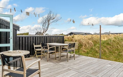 Enni - 350M from the Sea: Meubilair, Hout, Interieur Ontwerp, Flooring, Verdieping, Stoel, Kamer, Plafond, Woonkamer, Appartement