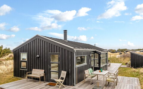 Enni - 350M from the Sea: Meubilair, Hout, Interieur Ontwerp, Flooring, Verdieping, Stoel, Kamer, Plafond, Woonkamer, Appartement