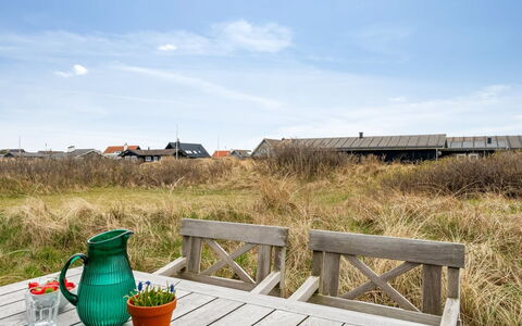 Enni - 350M from the Sea: Meubilair, Hout, Interieur Ontwerp, Flooring, Verdieping, Stoel, Kamer, Plafond, Woonkamer, Appartement