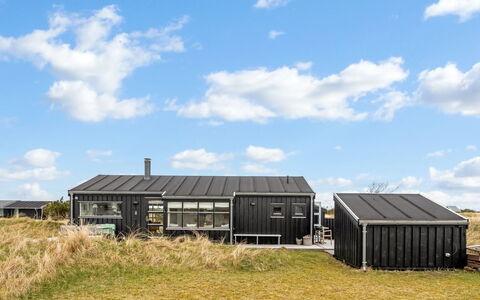 Enni - 350M from the Sea: Meubilair, Hout, Interieur Ontwerp, Flooring, Verdieping, Stoel, Kamer, Plafond, Woonkamer, Appartement