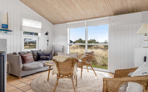 Enni - 350M from the Sea: Hout, Interieur Ontwerp, Meubilair, Plafond, Verdieping, Flooring, Huis, Houten Vloer, Woonkamer, Kamer
