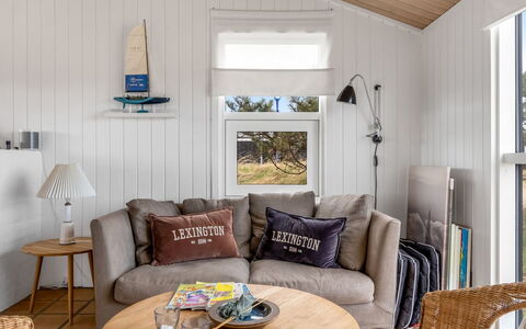 Enni - 350M from the Sea: Hout, Meubilair, Interieur Ontwerp, Kussen Gooien, Huis, Kamer, Flooring, Kussen, Woonkamer, Verdieping