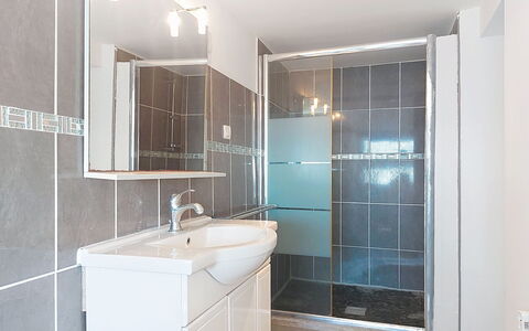 Casa Giuliani: Loodgieterswerkinrichting, Flooring, Verdieping, Interieur Ontwerp, Wastafel In De Badkamer, Plafond, Loodgieter, Badkamer, Verlichting, Wastafel