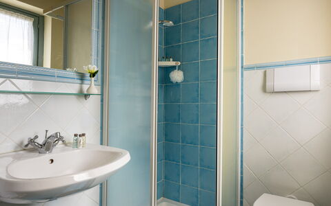 Casa Stella Serena, Casole D'Elsa, Pool: Interieur Ontwerp, Flooring, Verdieping, Loodgieterswerkinrichting, Wastafel In De Badkamer, Badkamer, Loodgieter, Kamer, Plafond, Wastafel
