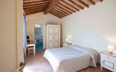 Casa Stella Serena, Podere le Scopaie, Pool: Meubilair, Bed, Slaapkamer, Interieur Ontwerp, Muur, Flooring, Hout, Verdieping, Plafond, Laken