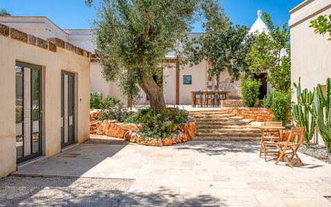 Le Camere di Corte Kalia by Raro Rooms: Tuin, Bloempot, Landscaping, Schaduw, Flagstone, Landgoed, Hacienda, Backyard, Ontwerp, Werf