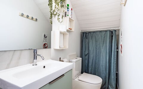 Iduski Ayzea: Loodgieterswerkinrichting, Muur, Badkamer, Interieur Ontwerp, Wastafel, Toilet, Flooring, Verdieping, Kraan, Loodgieter