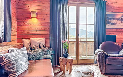 Chalet Kitzsteinhorn: Meubilair, Hout, Interieur Ontwerp, Huis, Houten Vloer, Verlichting, Verdieping, Flooring, Woonkamer, Kamer