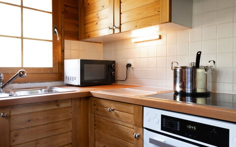 Chalet le Trèfle: Keuken, Cabinetry, Countertop, Toestel Van De Keuken, Meubilair, Major Appliance, Hout, Wastafel, Gootsteen, Loodgieterswerkinrichting