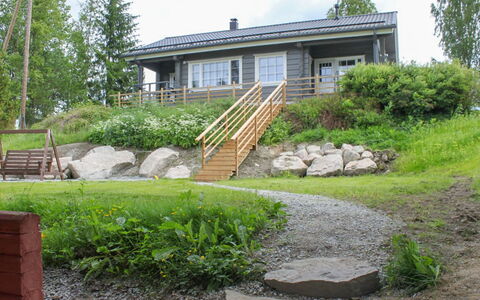 Sirula: Struik, Huis, Huis, Land Lot, Verblijf, Tuin, Groundcover, Landscaping, Siding