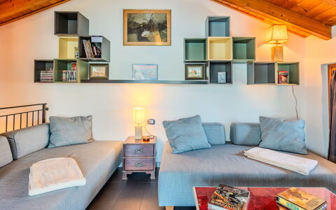 La Torre a Dorio: Meubilair, Interieur Ontwerp, Muur, Bankstel, Flooring, Kamer, Plafond, Hout, Verdieping, Woonkamer