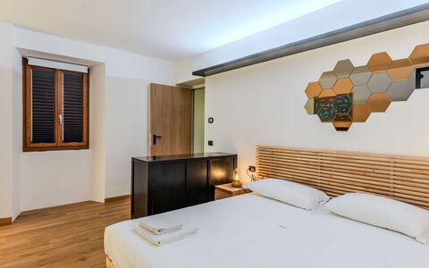 La Torre a Dorio: Interieur Ontwerp, Hout, Bed, Slaapkamer, Plafond, Verdieping, Flooring, Bedding, Kamer, Appartement