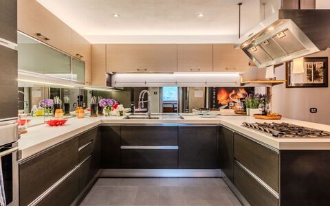 La Torre a Dorio: Keuken, Countertop, Toestel Van De Keuken, Major Appliance, Interieur Ontwerp, Fornuis, Cabinetry, Flooring, Plafond, Verlichting