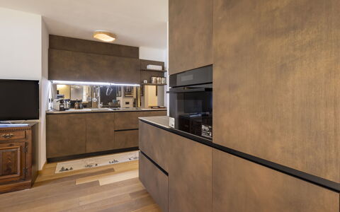 Villa Adele: Flooring, Hout, Meubilair, Verdieping, Interieur Ontwerp, Bruin, Countertop, Keuken, Cabinetry, Houten Vloer
