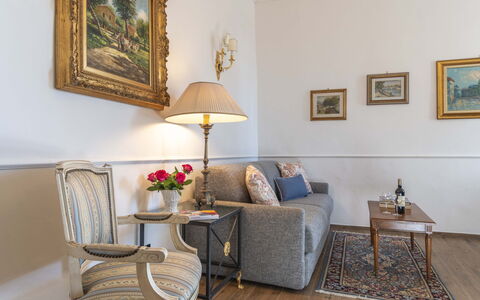 Maison D'Alice: Meubilair, Interieur Ontwerp, Bankstel, Flooring, Woonkamer, Fotolijst, Kamer, Verlichting, Verdieping, Tafel