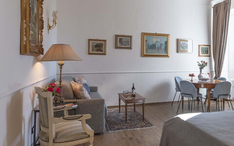 Maison D'Alice: Meubilair, Interieur Ontwerp, Flooring, Hout, Verdieping, Kamer, Fotolijst, Verlichting, Tafel, Woonkamer