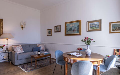 Maison D'Alice: Meubilair, Interieur Ontwerp, Flooring, Hout, Verdieping, Fotolijst, Tafel, Kamer, Verlichting, Woonkamer