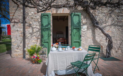 Preseglie Lake Garda: Meubilair, Buitenmeubels, Tafel, Buitentafel, Stoel, Deur, Tuin, De Lente, Keuken En Eettafel, Schaduw