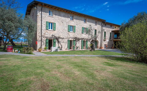 Preseglie Lake Garda: Landgoed, Gazon, Tuin, Werf, Backyard, Landscaping, Villa, Boerderij