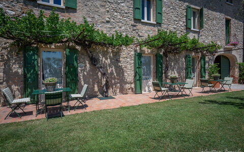 Preseglie Lake Garda: Buitenmeubels, Buitentafel, Tuin, Binnenplaats, Bloempot, Villa, Kamerplant, Hacienda, Backyard
