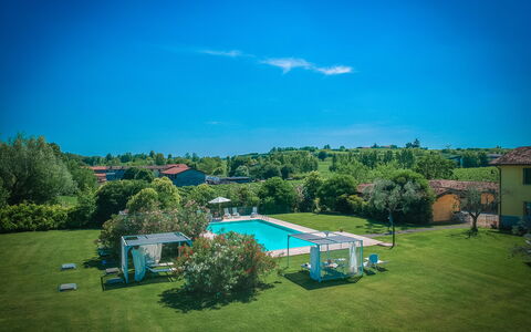 Preseglie Lake Garda: Blauw, Zwembad, Landgoed, Gazon, Vrije Tijd, Toevlucht, Eco Hotel, Landscaping, Hacienda, Park