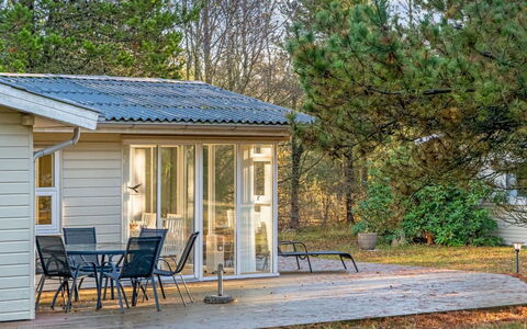 Neval - 150M from the Sea: Hout, Tuin, Backyard, Land Lot, Huis, Dak, Schaduw, Dek, Hardwood, Werf