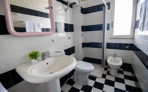 Celeste'S House in Torre Dell'Orso: Flooring, Loodgieterswerkinrichting, Verdieping, Interieur Ontwerp, Wc Bril, Toilet, Badkamer, Loodgieter, Tegel, Wastafel