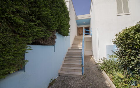 Celeste'S House in Torre Dell'Orso: Samengesteld Materiaal, Trap, Leuning, Schaduw, Daylighting, Balkon, Verf, Gips