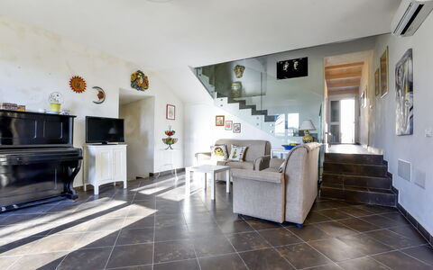 Tenuta Renna: Flooring, Interieur Ontwerp, Verdieping, Meubilair, Plafond, Verlichting, Bankstel, Kamer, Woonkamer