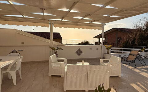 Casa Amare: Meubilair, Verdieping, Flooring, Stoel, Schaduw, Plafond, Buitenmeubels, Outdoor Structuur, Luifel, Balkon