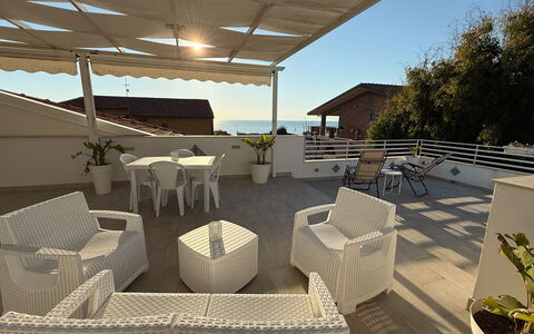 Casa Amare: Meubilair, Stoel, Buitenmeubels, Balkon, Buitentafel, Appartement, Schaduw, Patio, Kamerplant, Paraplu
