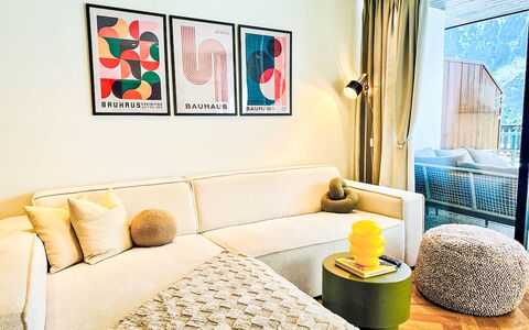 Alpenzeit: Meubilair, Interieur Ontwerp, Bankstel, Muur, Flooring, Woonkamer, Verdieping, Kamer, Geel, Textiel
