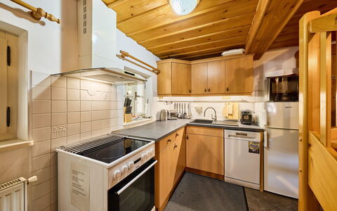 Rustic Lodge: Hout, Keuken, Plafond, Interieur Ontwerp, Countertop, Major Appliance, Cabinetry, Verdieping, Kamer, Wastafel