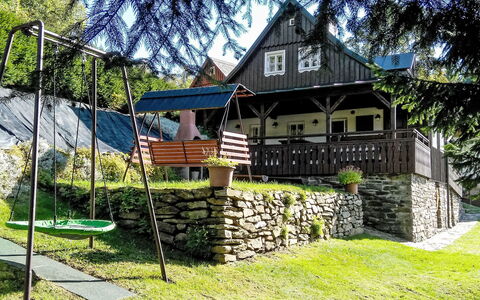 Rustic Lodge: Verblijf, Huis, Veranda, Tuin, Gazon, Backyard, Boerderij, Siding, Schaduw, Werf