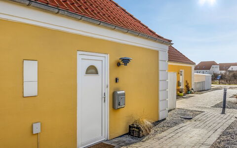 Loreia - 300M from the Sea: Huis, Dak, Huis, Deur, Verblijf, Schaduw, Tuin, Groundcover, Veranda, Werf