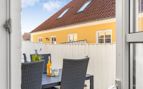 Loreia - 300M from the Sea: Huis, Dak, Huis, Deur, Verblijf, Schaduw, Tuin, Groundcover, Veranda, Werf