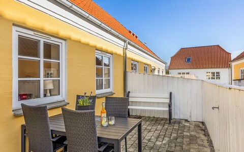 Loreia - 300M from the Sea: Huis, Dak, Huis, Deur, Verblijf, Schaduw, Tuin, Groundcover, Veranda, Werf