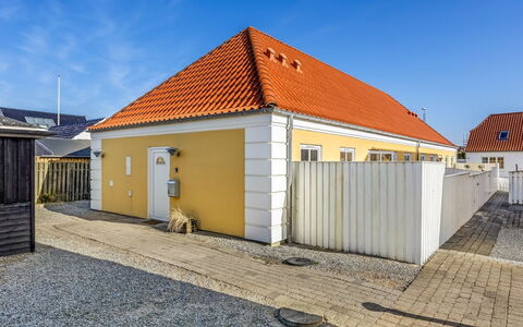 Loreia - 300M from the Sea: Huis, Dak, Huis, Deur, Verblijf, Schaduw, Tuin, Groundcover, Veranda, Werf