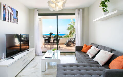 Nerja Center View: Meubilair, Interieur Ontwerp, Flooring, Bankstel, Tafel, Woonkamer, Verdieping, Appartement, Kamer