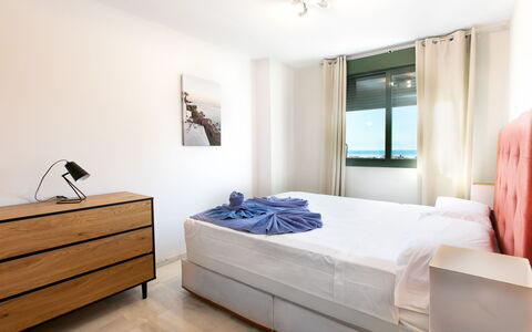 Nerja Center View: Meubilair, Bed, Interieur Ontwerp, Flooring, Slaapkamer, Verdieping, Hout, Laken, Bedding, Kamer